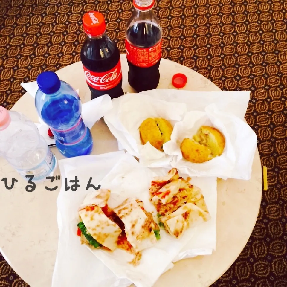 Snapdishの料理写真:ライスコロッケ、ツナサンド、コーラ|yakinasuさん