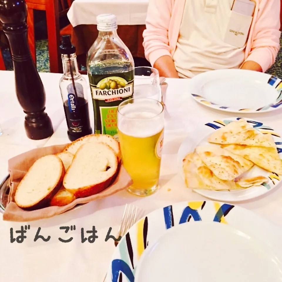 Snapdishの料理写真:生ビール、ピザの生地だけ、パン|yakinasuさん