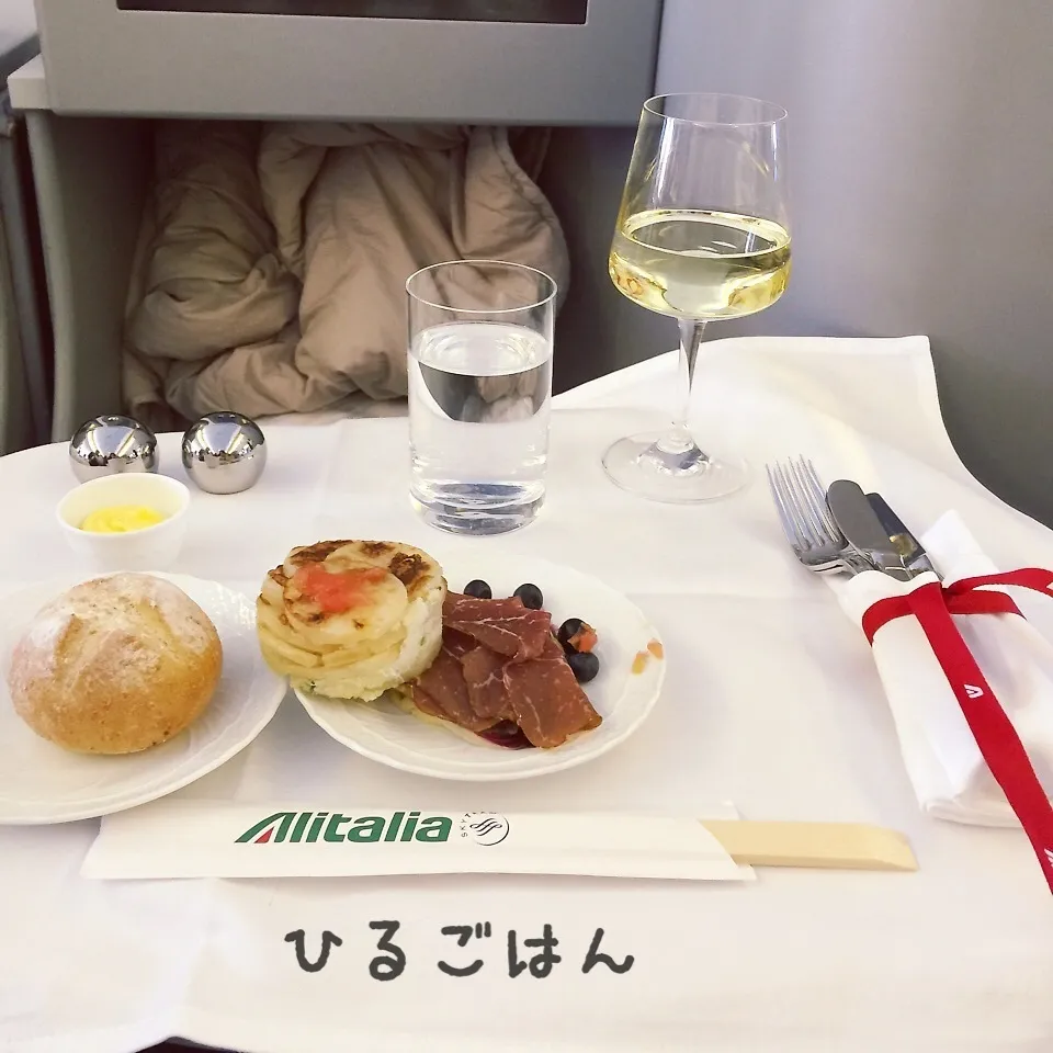 Snapdishの料理写真:機内食ランチの前菜とパンと白ワイン|yakinasuさん