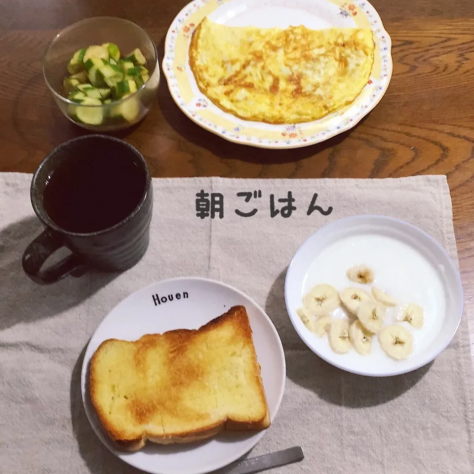 Snapdishの料理写真:トースト、チーズオムレツ、胡瓜ピリ辛、ヨーグルトバナナ、紅茶|yakinasuさん