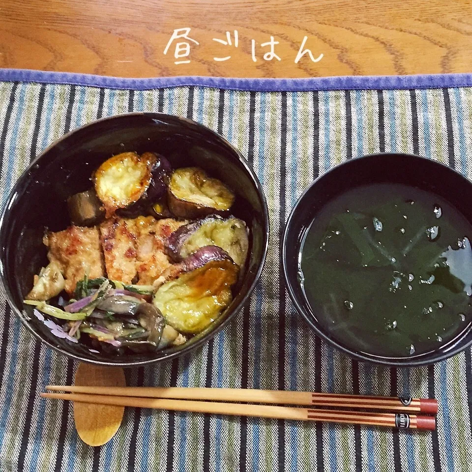 Snapdishの料理写真:茄子とミートローフの蒲焼丼、お吸い物|yakinasuさん