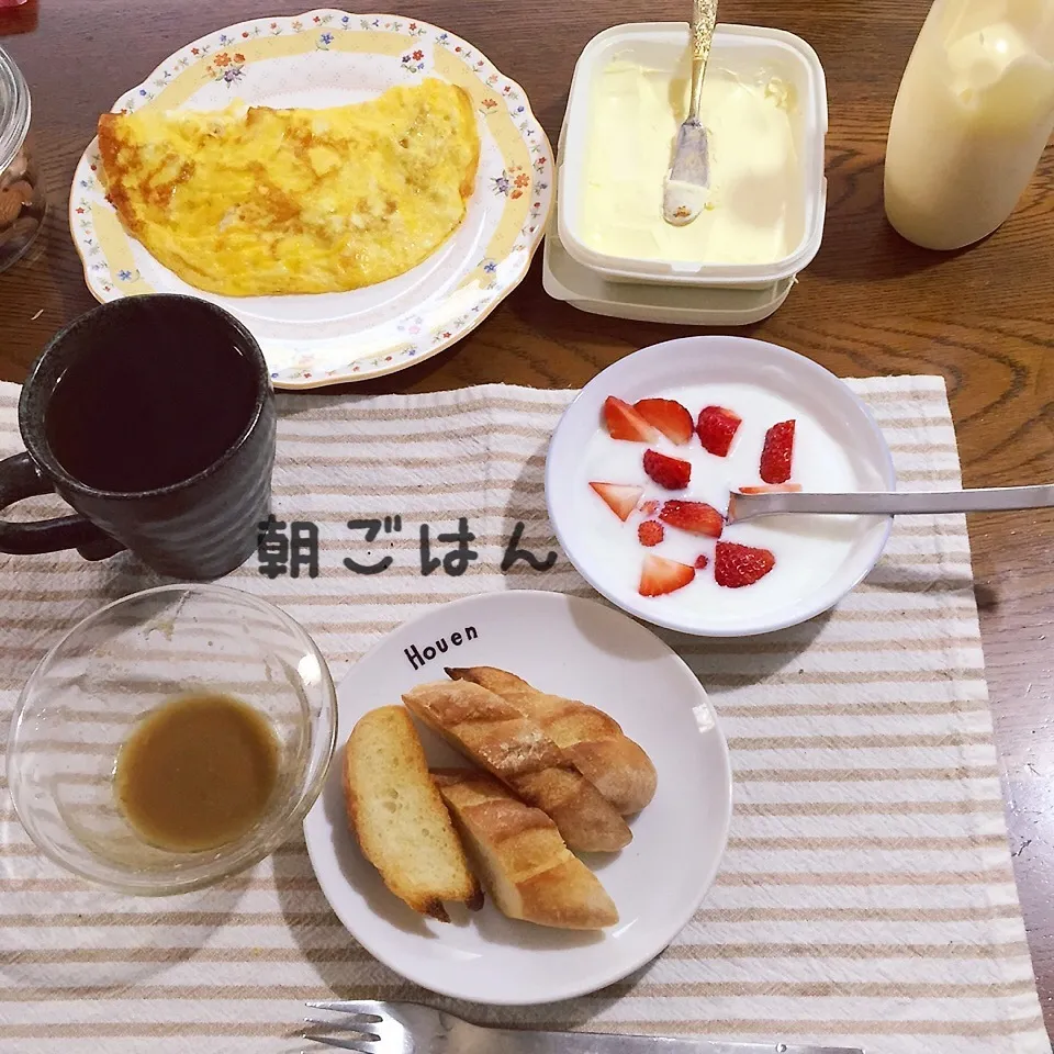 Snapdishの料理写真:ミニバケット、オムレツ、ヨーグルト苺、紅茶|yakinasuさん