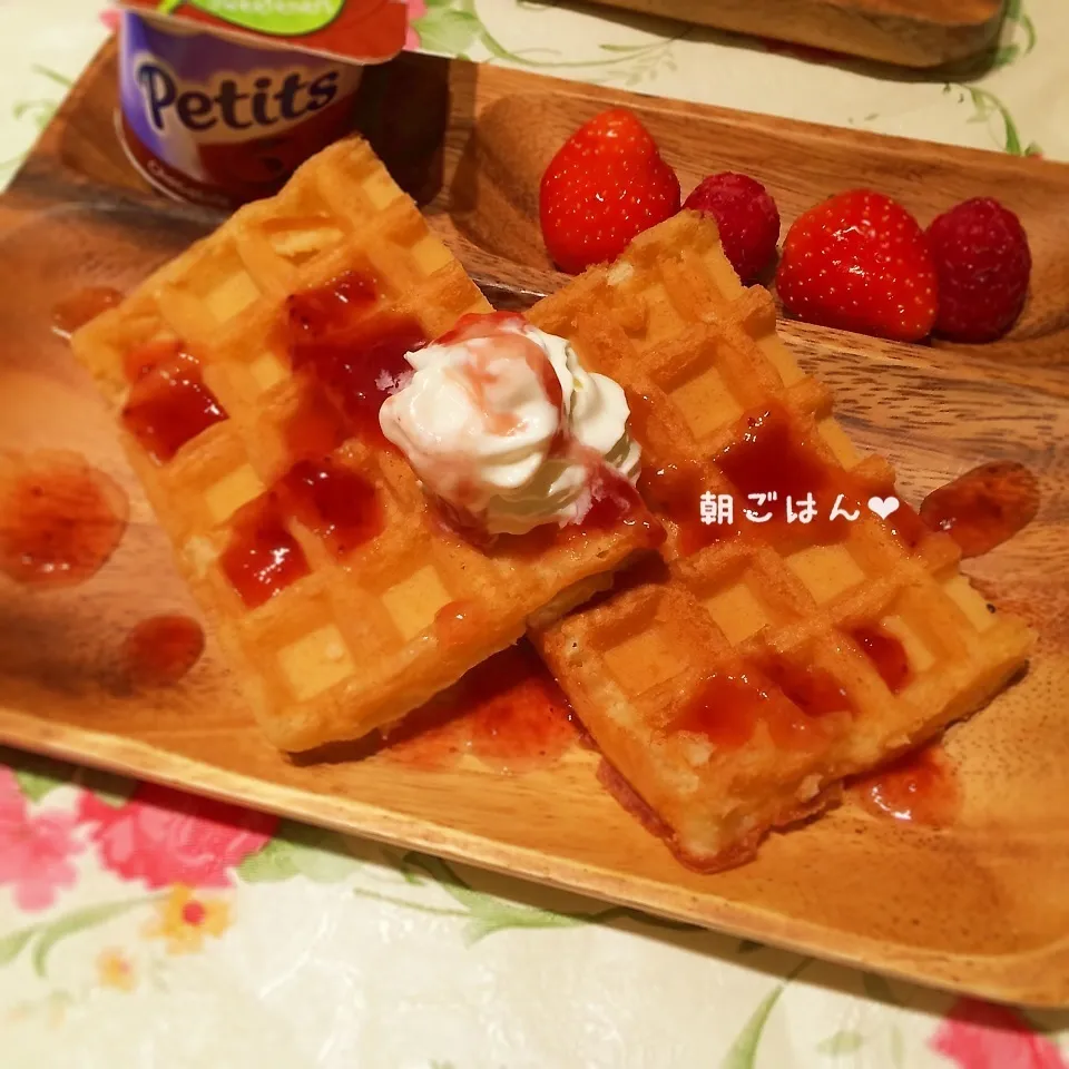 Snapdishの料理写真:子供たちの♡朝ごはん♡ワッフルのいちごソース♡|rさん