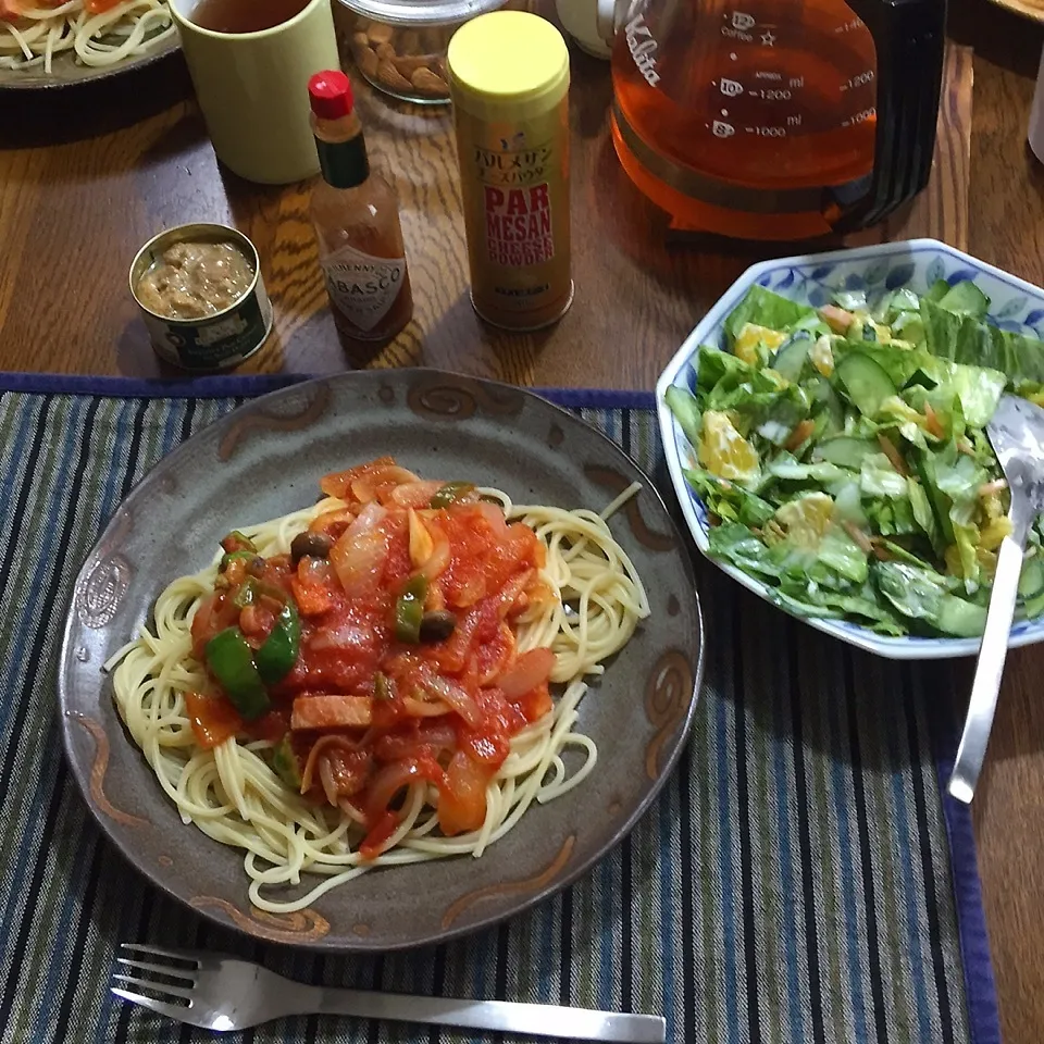 Snapdishの料理写真:ベーコンと玉ねぎのトマトパスタ、はっさくサラダ、フォアグラ|yakinasuさん