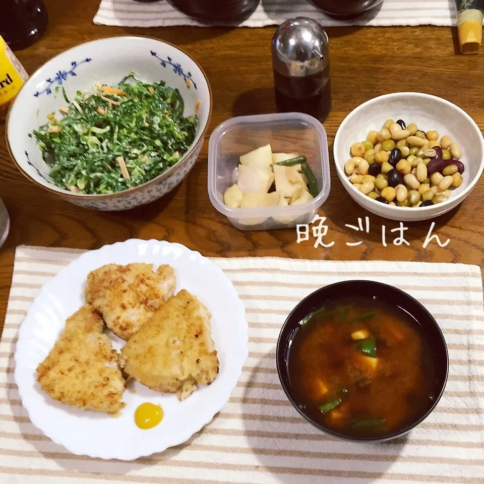 Snapdishの料理写真:揚げ焼き豚カツ、コールスローサラダ、蒸し豆、味噌汁|yakinasuさん