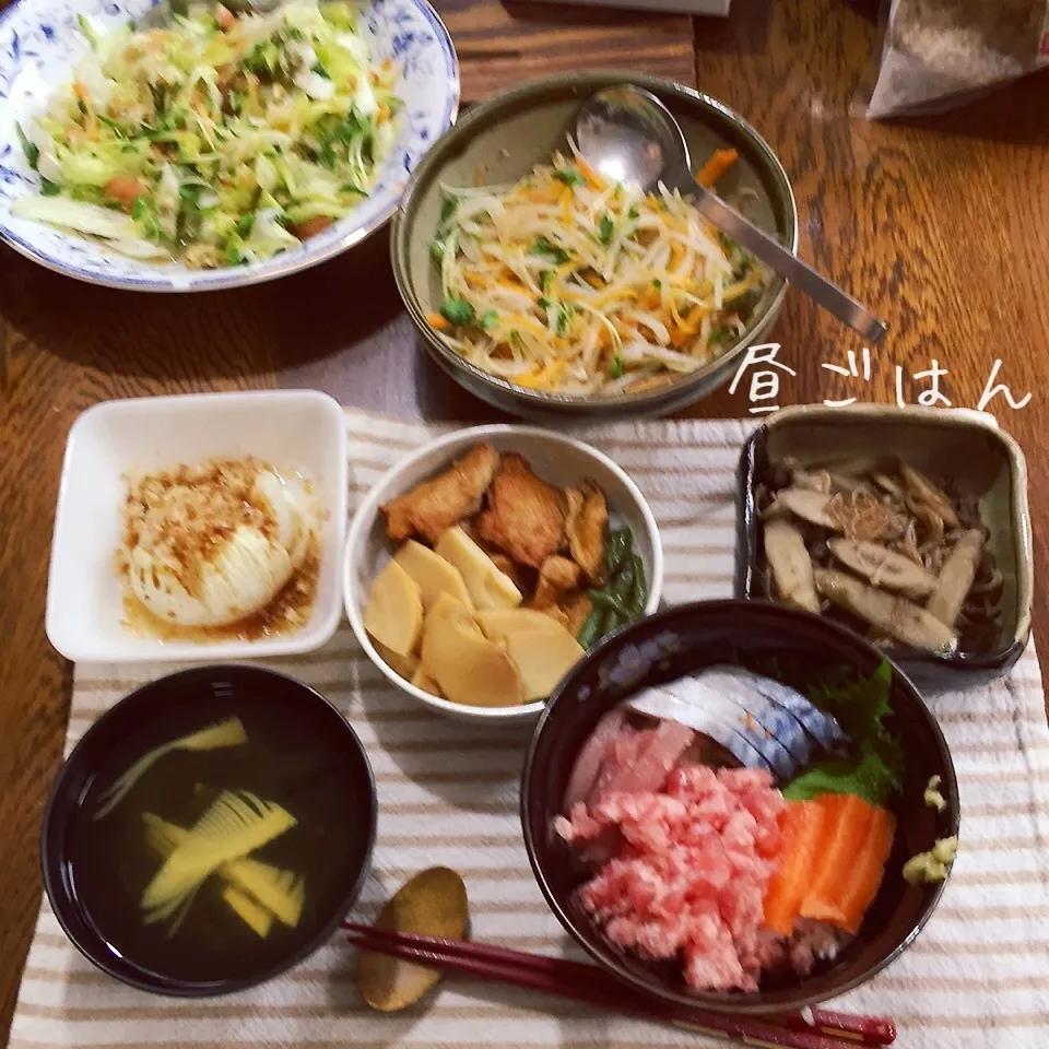 Snapdishの料理写真:海鮮丼、若竹汁、牛蒡牛、筍イカ天煮物、アボカドサラダ、ナムル|yakinasuさん