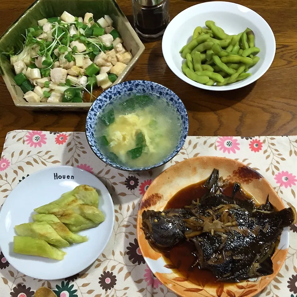 Snapdishの料理写真:鰈煮付け、鶏むね肉ネバネバ和え、焼きナス、枝豆、卵スープ|yakinasuさん