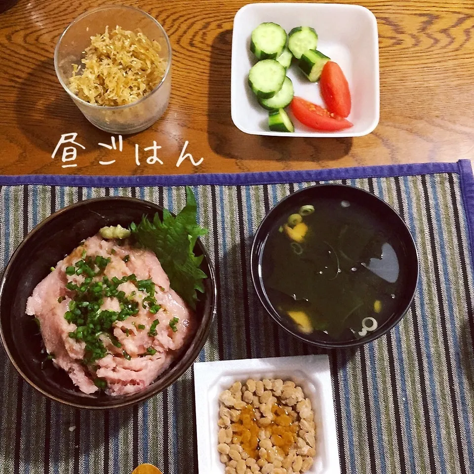 Snapdishの料理写真:ネギトロ丼、お吸い物、納豆、骨活ジャコゴマ佃煮、トマト、胡瓜|yakinasuさん