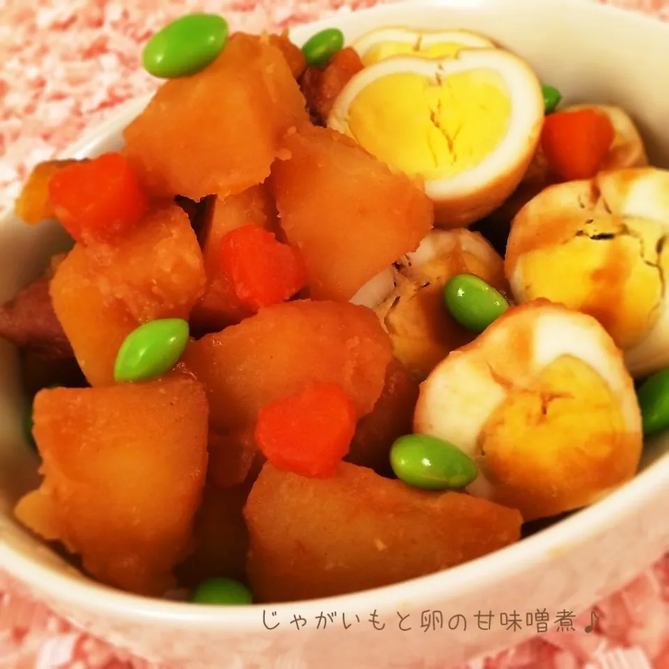 こってり美味しい♡簡単煮物♪じゃがいもと卵の甘味噌煮♥︎|rさん