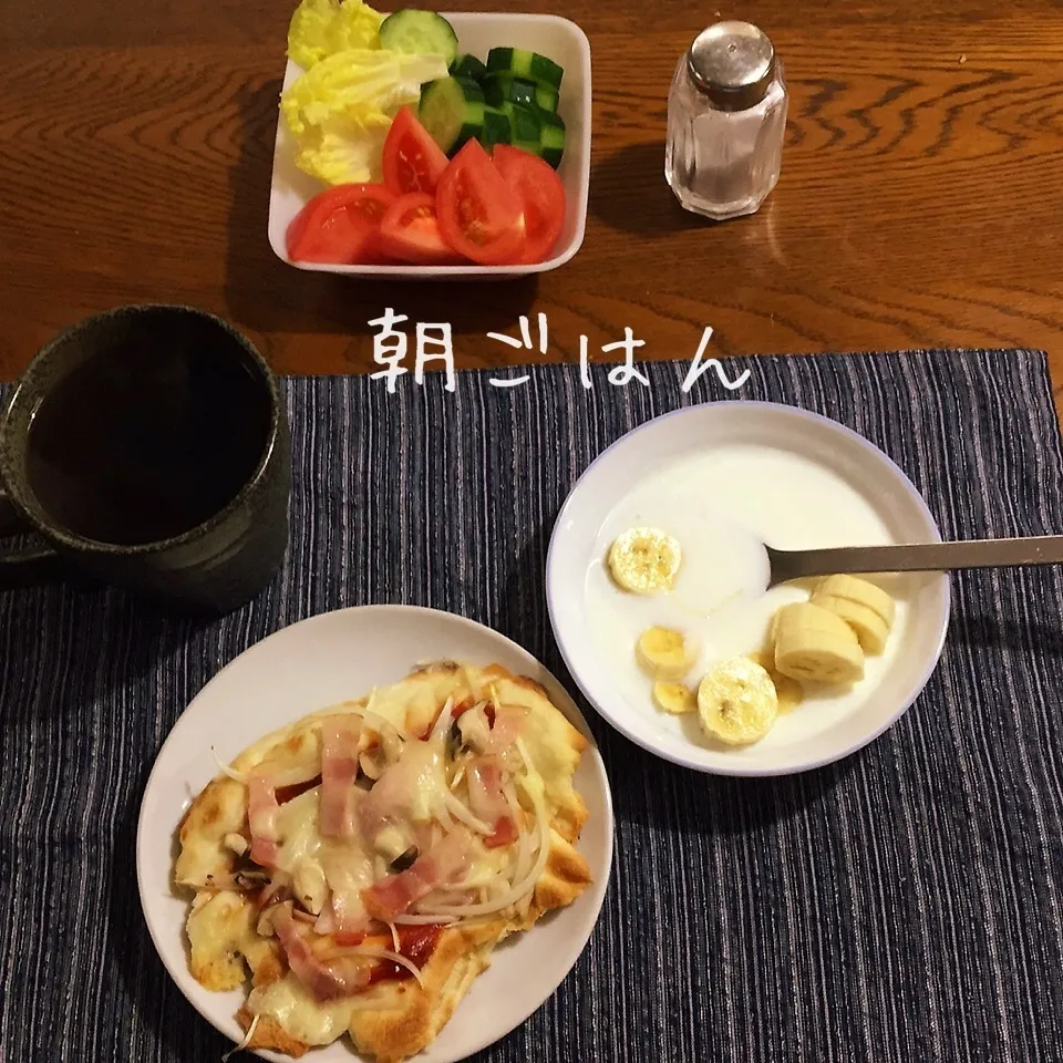 Snapdishの料理写真:ピザナン、サラダ、ヨーグルトバナナ、紅茶|yakinasuさん