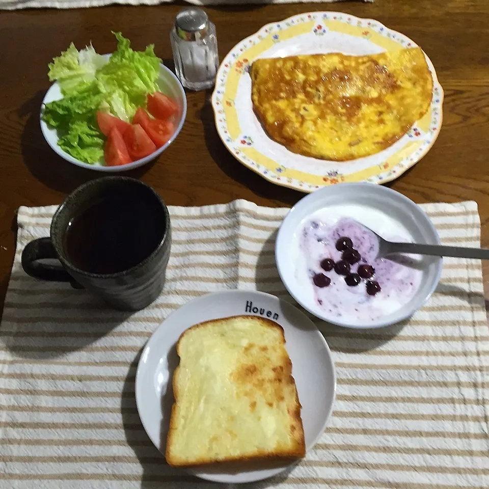 Snapdishの料理写真:クリチトースト、オムレツ、サラダ、、紅茶|yakinasuさん