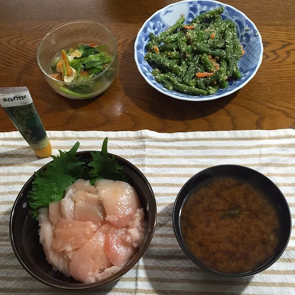 Snapdishの料理写真:マグロ丼、味噌汁、インゲン胡麻和え、小松菜煮浸し|yakinasuさん