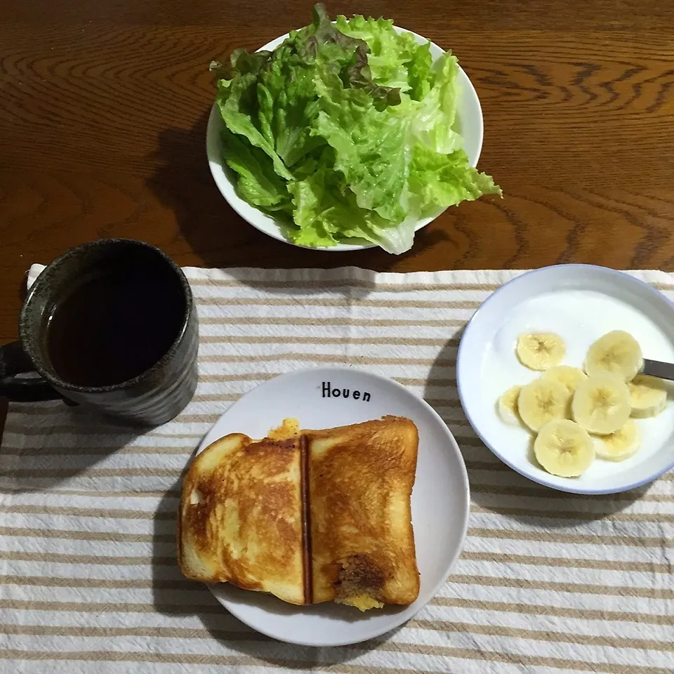 キャベツと煮豚ホットサンド、レタス、ヨーグルトバナナ、紅茶|yakinasuさん