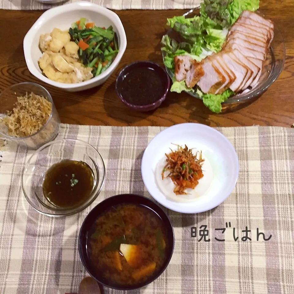 Snapdishの料理写真:煮豚、小松菜薄揚げ煮浸し、豆腐キムチジャコ、モズク酢、味噌汁|yakinasuさん