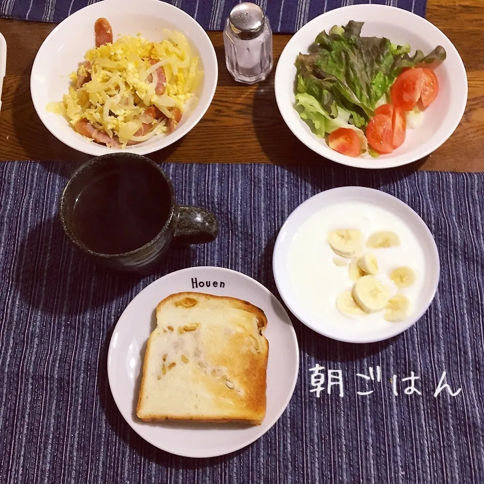 Snapdishの料理写真:フルグラ入りミルク食パン、玉ねぎウインナ炒め、さらだ、|yakinasuさん