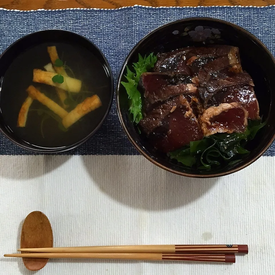 鰹たたきの漬け丼、ちくわとかいわれお吸い物|yakinasuさん