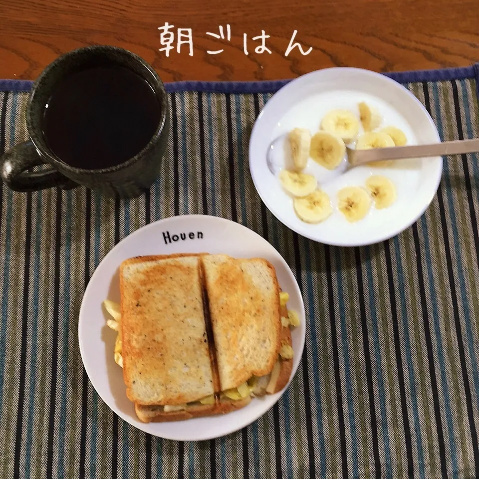 豚ヒレ照り焼きとキャベチーホットサンド、ヨーグルトバナナ|yakinasuさん