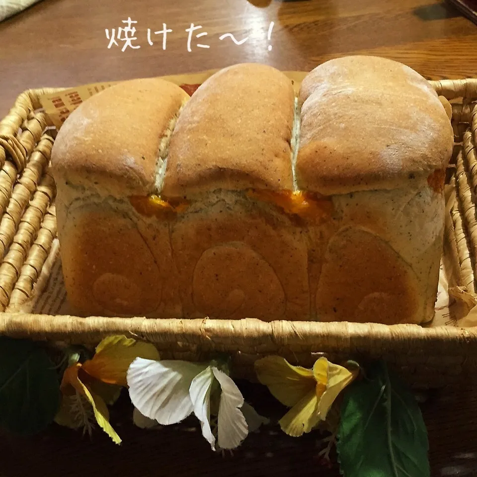 きな粉と黒すりごまのチーズ入り食パン|yakinasuさん