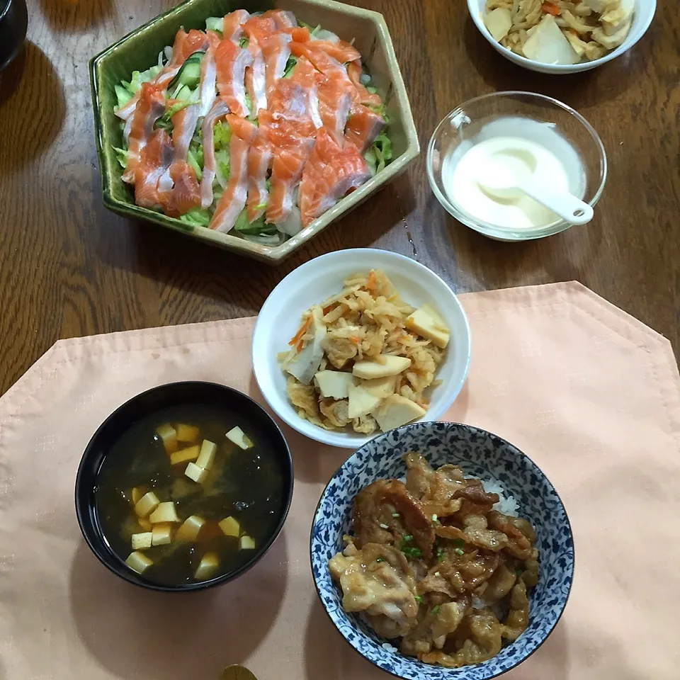 Snapdishの料理写真:豚丼、切り干し大根煮物、新ワカメの味噌汁サーモンサラダ|yakinasuさん