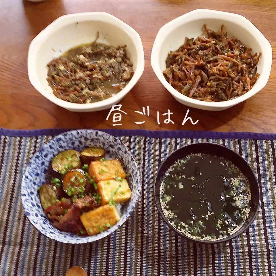 茄子蒲焼丼、ワカメ汁、つくしの煮物|yakinasuさん