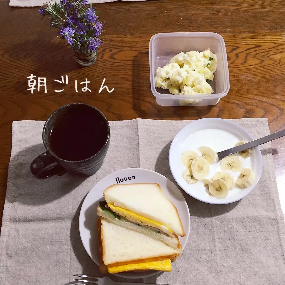 Snapdishの料理写真:ハム卵のサンドイッチ、薩摩芋サラダ、ヨーグルトバナナ、紅茶|yakinasuさん