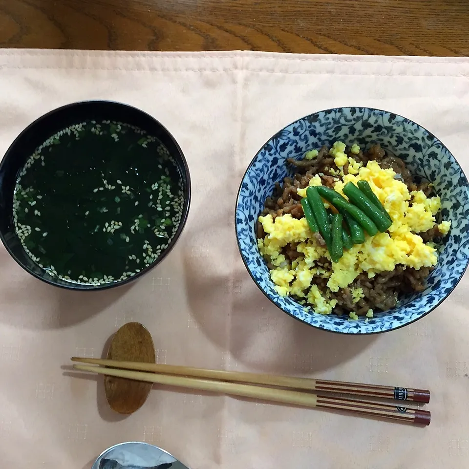 味噌そぼろ丼、ワカメのおすまし|yakinasuさん