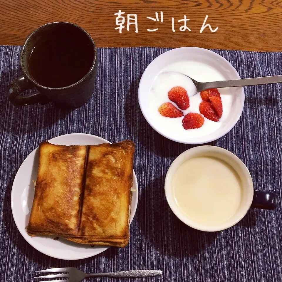 Snapdishの料理写真:ササミピカタキャベツホットサンド、スープ、ヨーグルト苺、紅茶|yakinasuさん