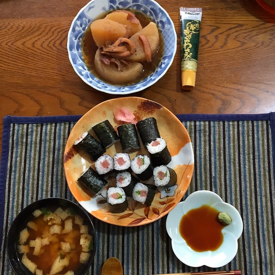 Snapdishの料理写真:ネギトロ巻き&鉄火巻き、蕪と揚げの味噌汁、イカ大根|yakinasuさん