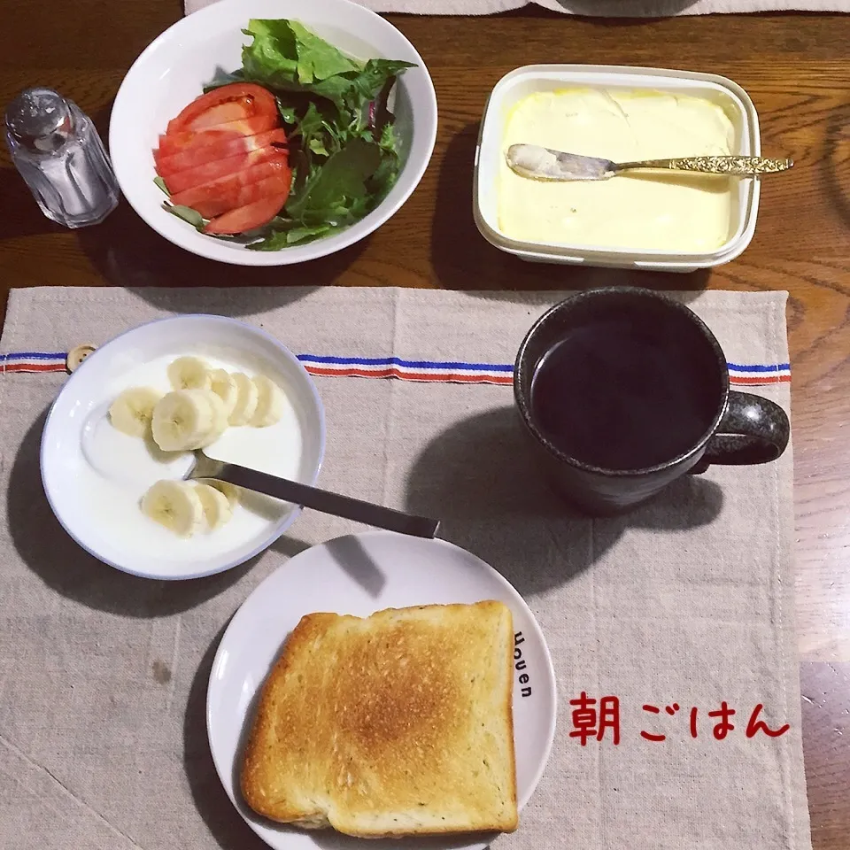 Snapdishの料理写真:トースト、サラダ、ヨーグルトバナナ、紅茶|yakinasuさん