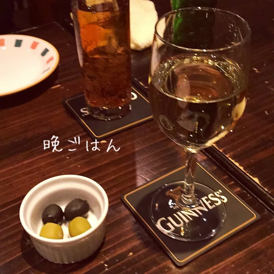 Snapdishの料理写真:絶品オリーブで乾杯。大好きな白辛口ワインで|yakinasuさん