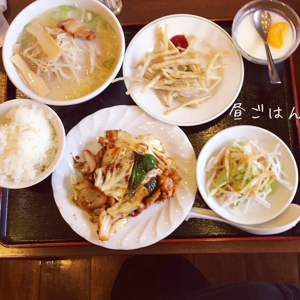 Snapdishの料理写真:豚骨ラーメン、牛蒡天婦羅、回鍋肉、サラダ|yakinasuさん