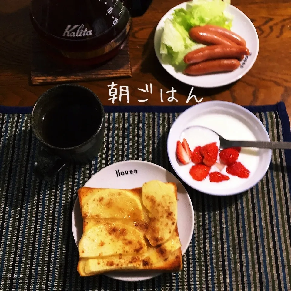 Snapdishの料理写真:林檎トースト、ウインナ、レタス、ヨーグルト苺、紅茶|yakinasuさん