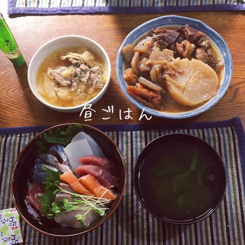 Snapdishの料理写真:海鮮丼、おすまし、煮物|yakinasuさん