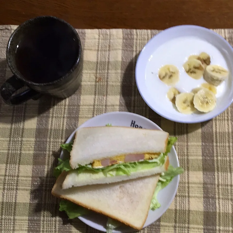 Snapdishの料理写真:海老と卵のサンドイッチ、ヨーグルトバナナ、紅茶|yakinasuさん