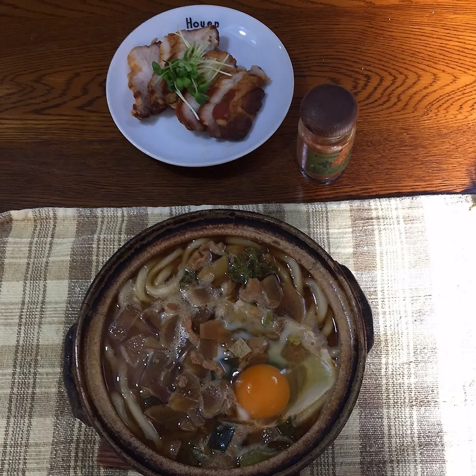 Snapdishの料理写真:味噌煮込みうどん、煮豚|yakinasuさん