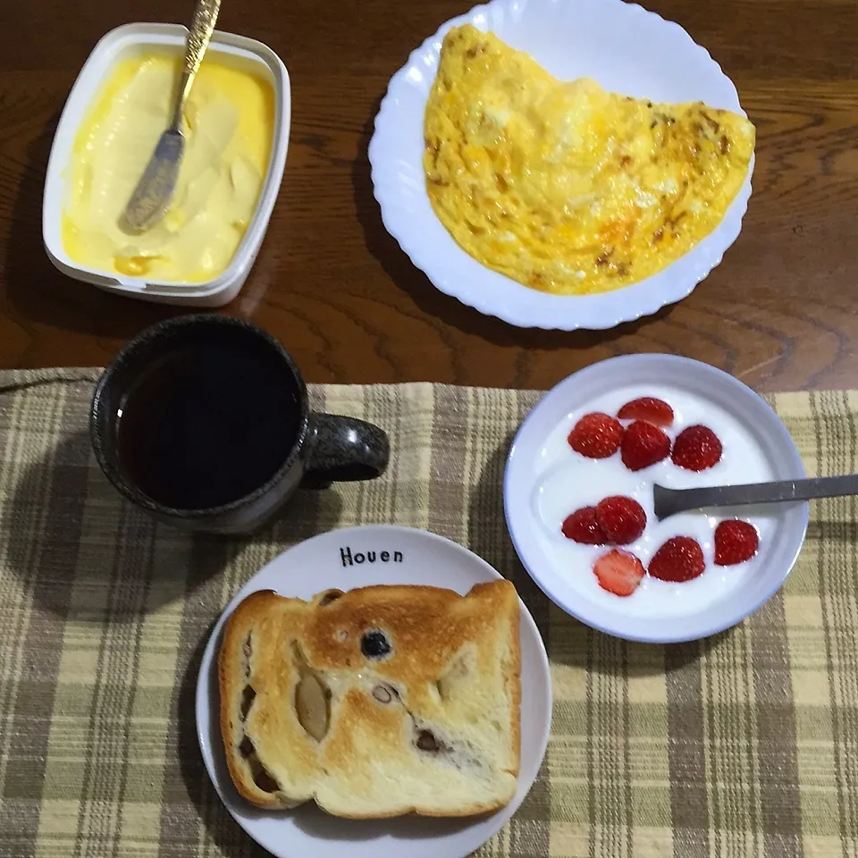 Snapdishの料理写真:甘納豆パン、オムレツ、ヨーグルト苺、紅茶|yakinasuさん