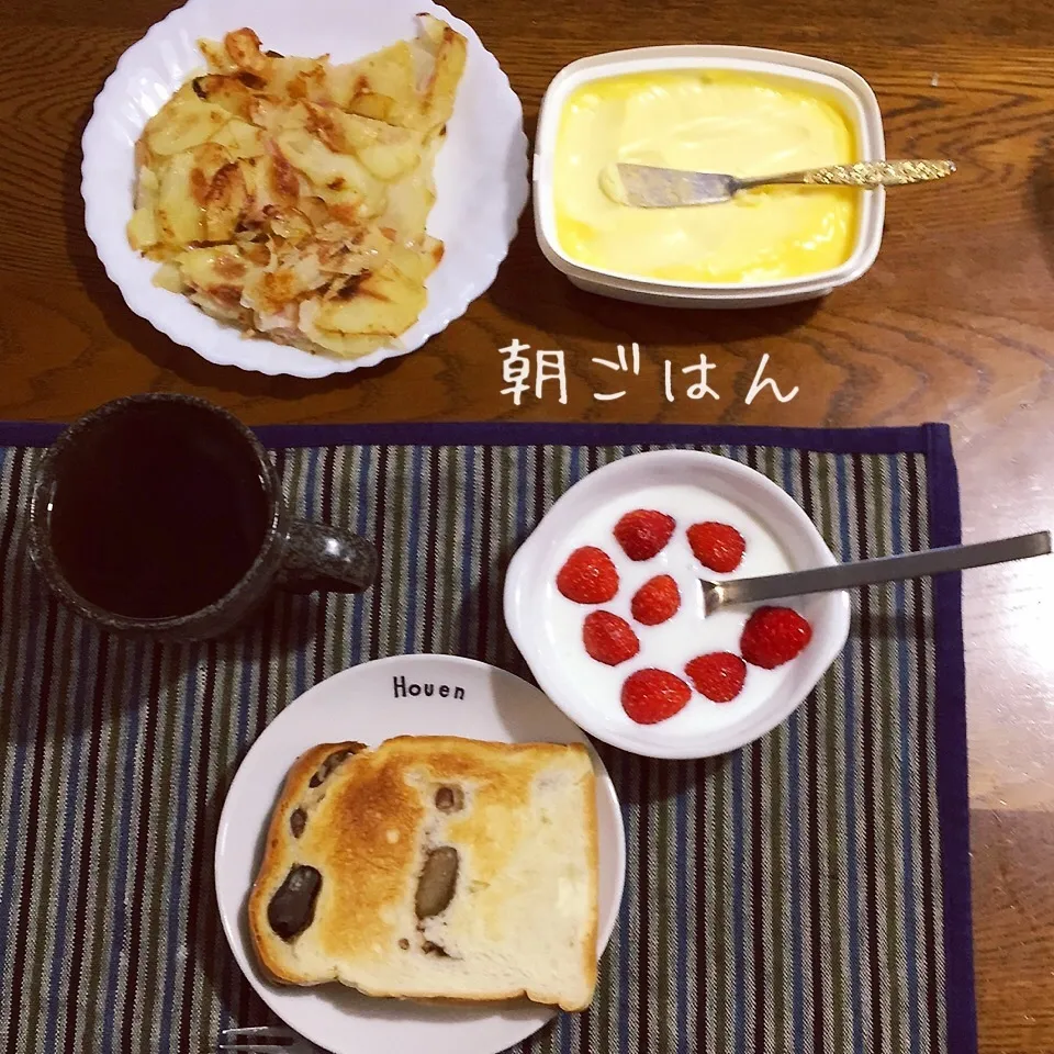 Snapdishの料理写真:甘納豆パン、ポテトガレット、ヨーグルト苺、紅茶|yakinasuさん