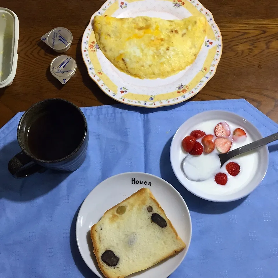 Snapdishの料理写真:甘納豆パン、オムレツ、ヨーグルト苺、紅茶|yakinasuさん