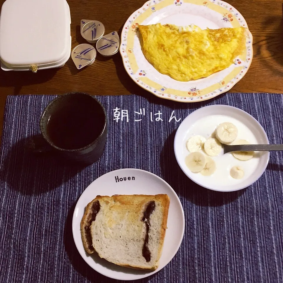 Snapdishの料理写真:あん食パン、オムレツ、ヨーグルトバナナ、紅茶|yakinasuさん