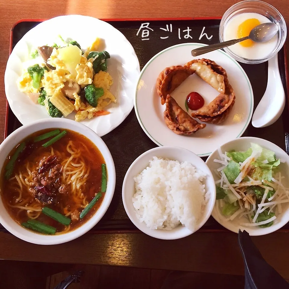 台湾ラーメン、揚げ餃子、卵ブロッコリー炒め|yakinasuさん