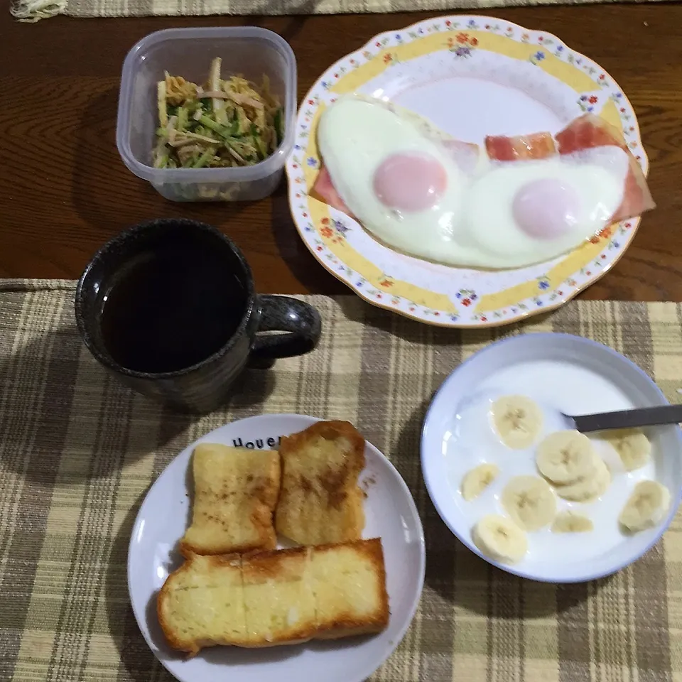 焼き林檎の汁で焼いてみた、ベーコンエッグ、、ヨーグルト、紅茶|yakinasuさん