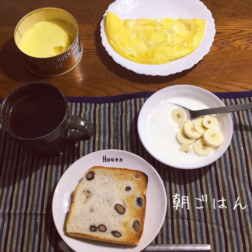 Snapdishの料理写真:黒豆食パン、オムレツ、ヨーグルトバナナ、紅茶|yakinasuさん