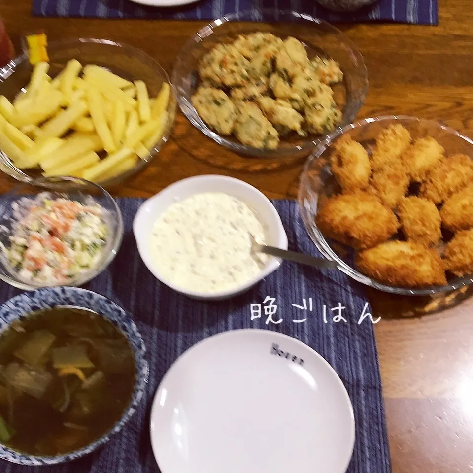 Snapdishの料理写真:牡蠣フライ、豆腐ジャコ揚げ、ポテトフライ、けんちん汁|yakinasuさん