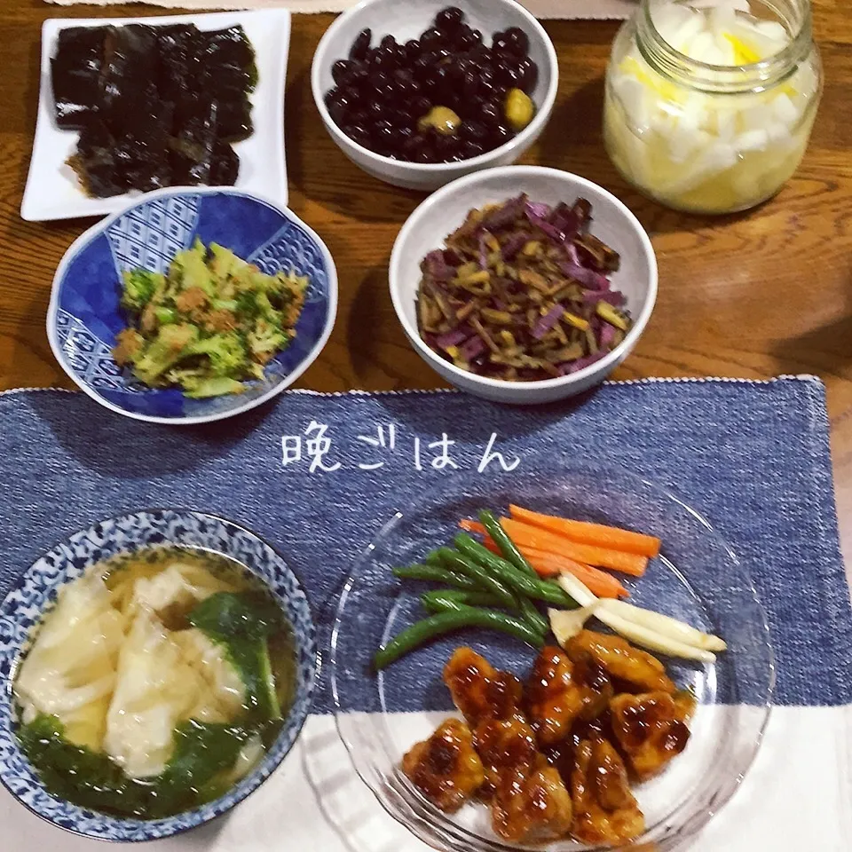 Snapdishの料理写真:鶏肉照りポン焼き、付け合せ、ワンタンスープ、ブロッコリーごま|yakinasuさん