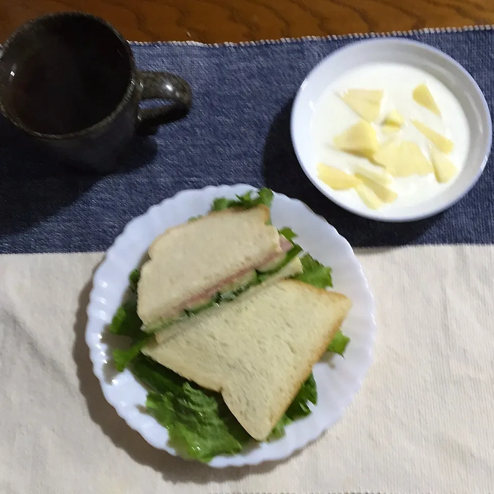 生ハムサンドイッチ、ヨーグルト林檎、紅茶|yakinasuさん