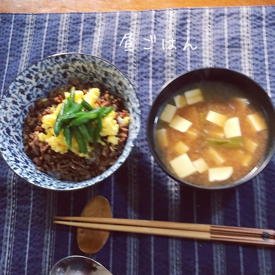 三色丼、豆腐の味噌汁|yakinasuさん