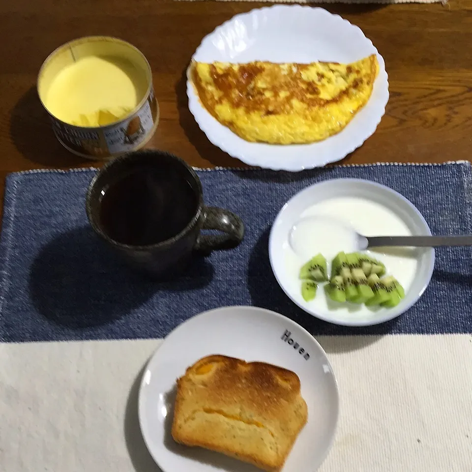 かぼちゃパン、オムレツ、ヨーグルトキウイ、紅茶|yakinasuさん