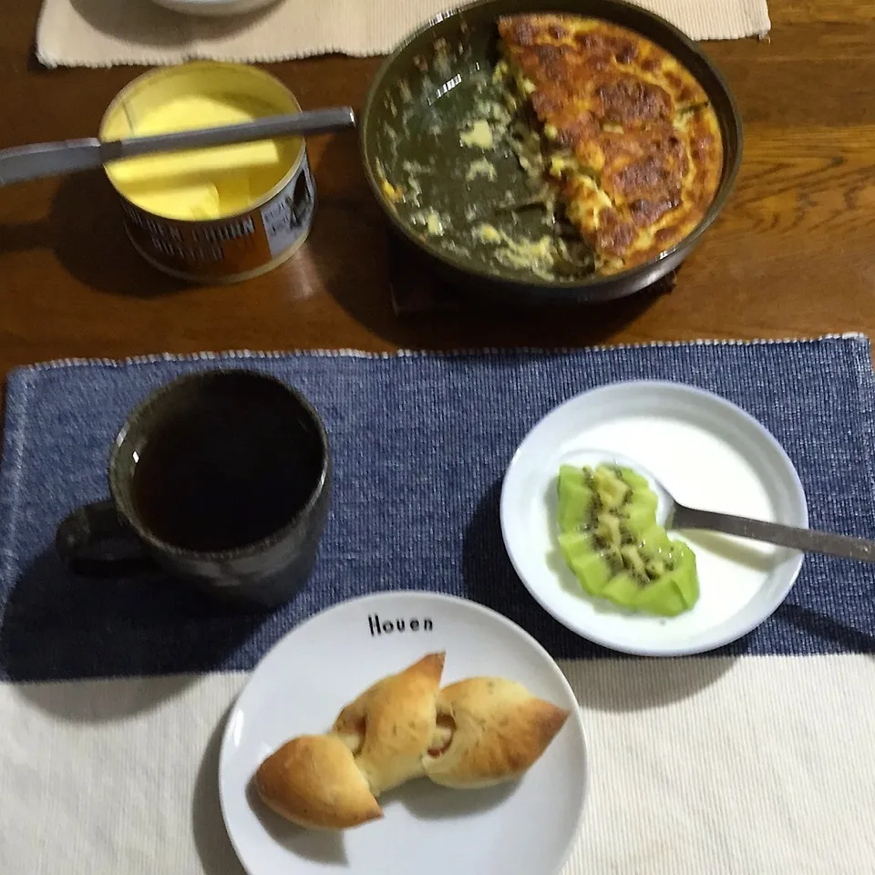 ベーコンエピ、牛蒡キッシュ、ヨーグルトキウイ、紅茶|yakinasuさん