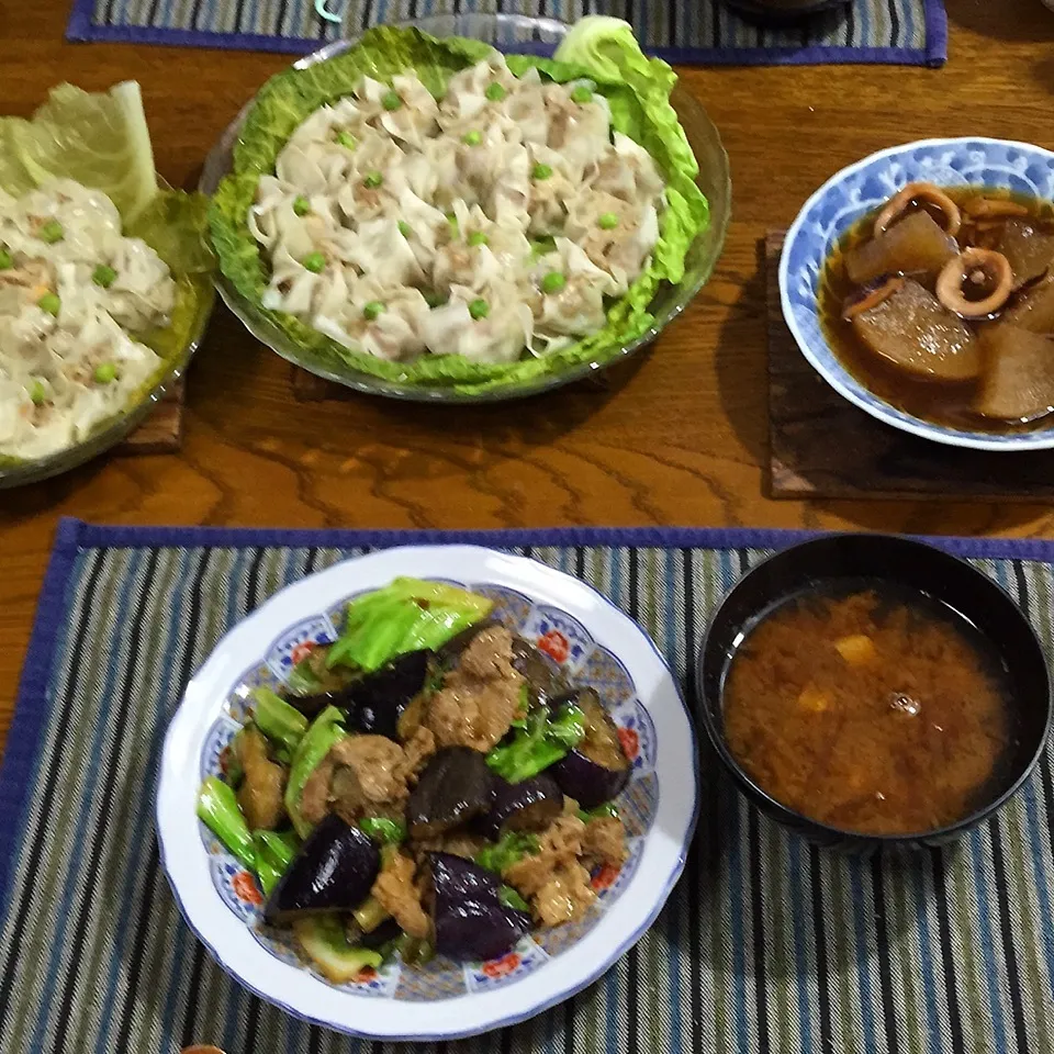 シュウマイ、茄子と豚肉のピリ辛味噌炒め、味噌汁|yakinasuさん