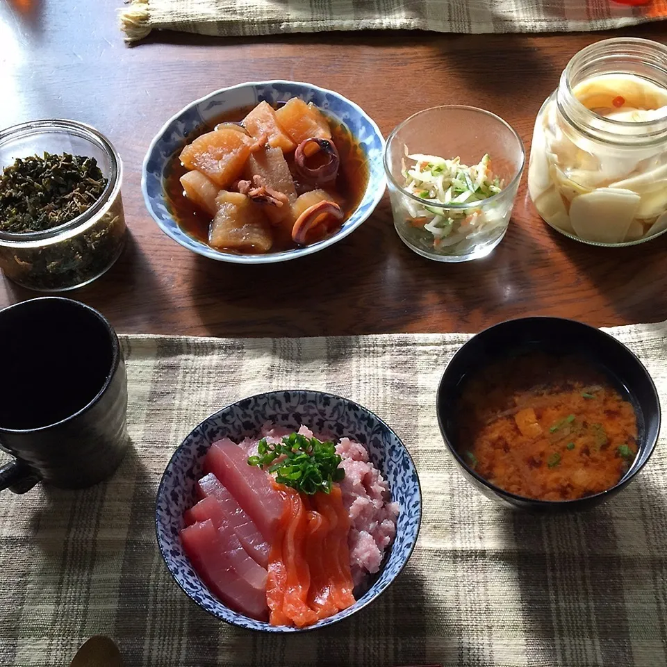 マグロ丼、味噌汁、常備菜、残り物|yakinasuさん